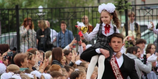 В Саратовской области для 33 тысяч учеников прозвенел последний звонок