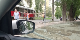 На Огородной у трамвая сломался пантограф и рухнул на дорогу