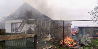 Жители Пугачевского района жарили шашлык и случайно сожгли дом