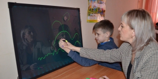 В Саратове для детей с ограниченными возможностями проводят арт-терапию на светодиодной доске