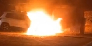 В Аткарске ночью на парковке загорелся «Фольксваген»
