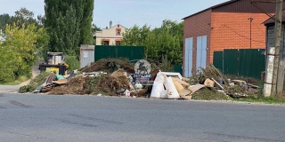 В Энгельсе жалуются на неубранные кучи мусора и веток на центральной улице