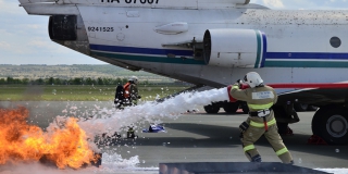 В Саратовском аэропорту тренировались спасать людей в «горящем самолете»