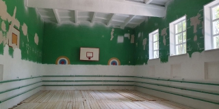 В Дергачевском районе полностью заменили пол в спортзалах двух школ