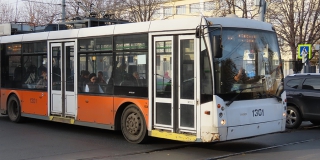 На Чернышевского из-за провала на дороге встали два троллейбусных маршрута