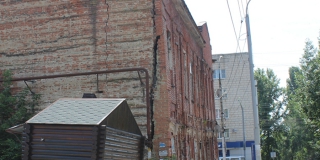 На Чернышевского стена старинного дома наклонилась у тротуара и разрушается