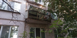В Гагаринском районе при обрушении балкона дома пострадал мужчина