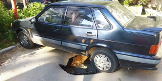 Во дворе на Лунной «четырнадцатая» провалилась под асфальт Во дворе на Лунной «четырнадцатая» провалилась под асфальт