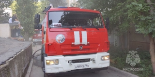 На Наумовской пожарные эвакуировали 25 человек из загоревшейся 9-этажки