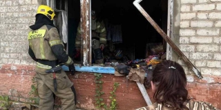 В Энгельсе на пожаре в многоквартирном доме спасли 5 человек