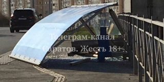 В Солнечном-2 на тротуар рухнула автобусная остановка В Солнечном-2 на тротуар рухнула автобусная остановка