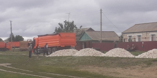 В Калининском районе жители всем селом собрали деньги на новую дорогу из щебня