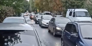 Автомобилисты застряли в пробке на Бахметьевской из-за полива газона в час пик Автомобилисты застряли в пробке на Бахметьевской из-за полива газона в час пик