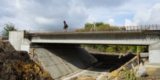 В Татищевском районе заканчивают реконструкцию дореволюционного моста