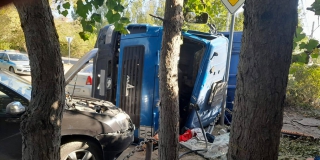 На Черниговской при столкновении с «Рено» перевернулся грузовик. Двое пострадали