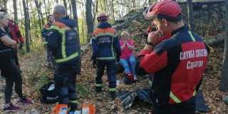 На Кумысной поляне спасатели на руках вынесли женщину с травмой