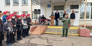 В трех школах Балашова установили доски памяти бойцам СВО