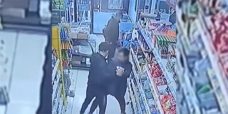Саратовец в магазине пытался украсть банку кофе и избил продавца