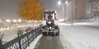 Ночью на дорогах Саратова работало более 200 снегоуборочных машин