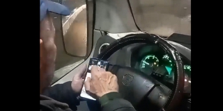 Саратовцы пожаловались на водителя маршрутки из-за просмотра видео за рулем Саратовцы пожаловались на водителя маршрутки из-за просмотра видео за рулем