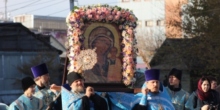 Тысячи саратовцев прошли в крестном ходе в честь иконы Казанской Богоматери