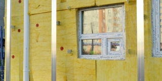 В Саратове УК с помощью приставов заставили утеплить фасад дома
