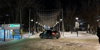 Автохамы открыли сезон «клоунады» под «звездным небом» на площади Кирова