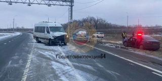 В Саратове автобус с сотрудниками аэропорта попал в ДТП с «Вестой»