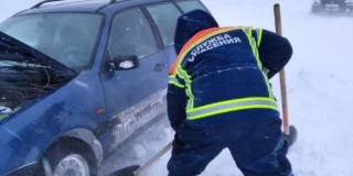 Юная спортсменка ехала в Саратов и застряла в снегу трассе. Выручили спасатели