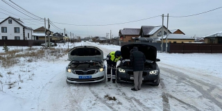В Энгельсском районе инспекторы помогли замерзшему на дороге водителю