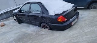 В центре Саратова колеса нескольких автомобилей вмерзли в лед