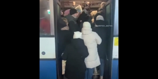 Очевидцы: В час пик пассажиры вываливались из переполненного автобуса №53 Очевидцы: В час пик пассажиры вываливались из переполненного автобуса №53