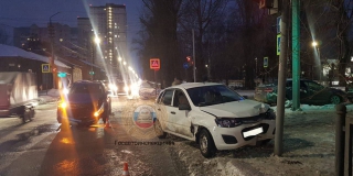 На Астраханской 82-летний водитель пострадал в ДТП с иномаркой и столбом