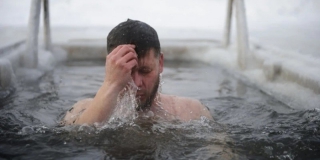 Костин: В прорубь можно окунаться до 30 секунд и только после общения с врачом Костин: В прорубь можно окунаться до 30 секунд и только после общения с врачом