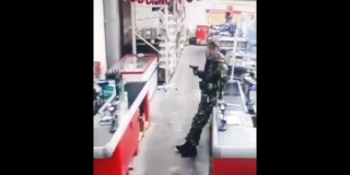 В Калининске «военный» размахивал пистолетом из-за запрета курения в магазине