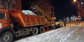 Дмитрий Плеханов ночью проверял качество зимней уборки дворов Энгельса