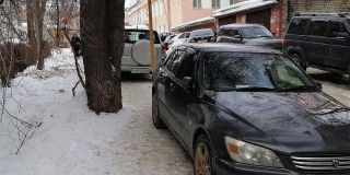 «Пройти невозможно!». На Радищева возле школы устроили автопарковку на тротуаре