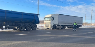 В Балашове автоинспекторы помогли освободить грузовик из ледяного плена