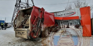 В Аткарске «КамАЗ» после столкновения с «Инфинити» влетел в автозаправку