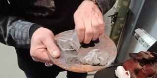 Боец спецоперации подарил саратовскому музею СВО части сбитого дрона врага