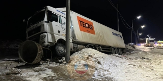 В Гагаринском районе на ремонтируемой дороге грузовик протаранил световую опору