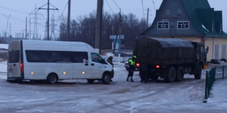 В Калининске инспекторы ГИБДД помогли автобусу выехать из ямы-«ловушки»