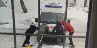 В Елшанке очевидцы помогли вытолкать застрявшую во дворе «скорую»