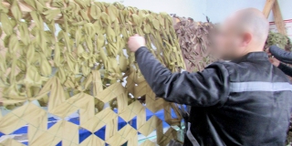 Осужденные из Красноармейского района плетут маскировочные сети для фронта