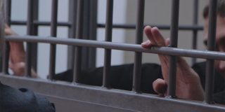 Пугачевец жестоко избил товарищей во время застолья. Ему грозит до 15 лет тюрьмы