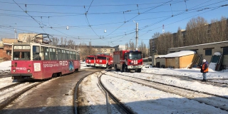 В центре Саратова 3 пожарных расчета тушат пламя в трамвайном депо