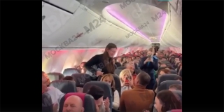 Пассажир самолета «Москва-Саратов» сделал предложение своей девушке в воздухе
