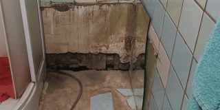 В Заводском районе семья вынуждена жить с огромными дырами в ванной комнате В Заводском районе семья вынуждена жить с огромными дырами в ванной комнате