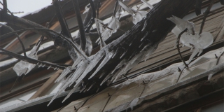 На Вольской 15-летней девушке на голову упала глыба льда На Вольской 15-летней девушке на голову упала глыба льда