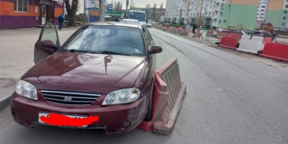 В Саратове водоналивной барьер улетел от ветра и помял иномарку В Саратове водоналивной барьер улетел от ветра и помял иномарку